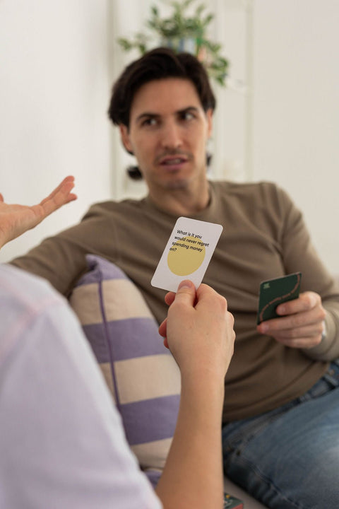 Mężczyzna słucha, gdy ktoś czyta kartę z pytaniem Quality Time